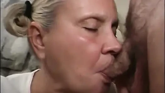 Tante dewasa dengan memek berbulu lagi asik ngentot