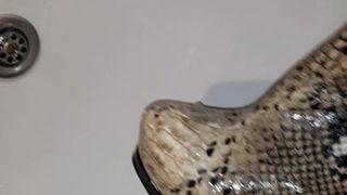 Pisse et éjaculation sur des talons sexy en peau de serpent