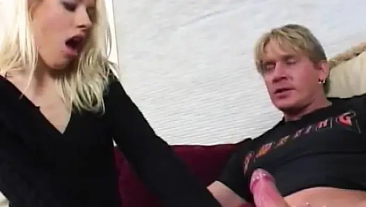 Heiße Blonde in intensiver Session