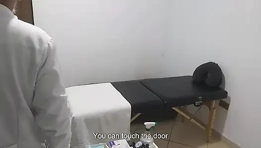 Dokter asli memeriksa anus dan payudara pasien.