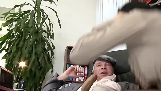 Страстный секретарь встречается с уборщиком в офисе