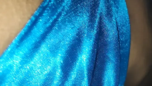 Die ehefrau des freundes, die mit schwanz und muschi spielt, wird in den arsch gefickt.