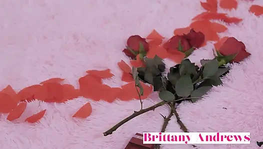 Brittany учит, как трахнуть ее щель на День Святого Валентина