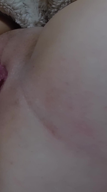 Detik menakjubkan dari "Kongkek keras dengan dildo semasa palam punggung pertamanya dan dia menyukainya"