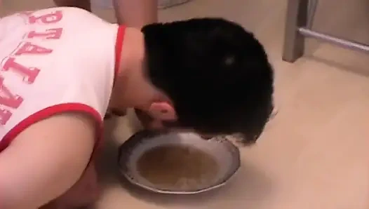 Memberinya makan dengan kakinya