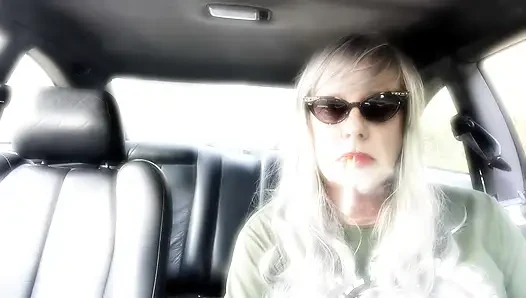 ANNE SIGARA IÇERKEN BÜYÜK DILDO IÇMEYI SEVIYOR