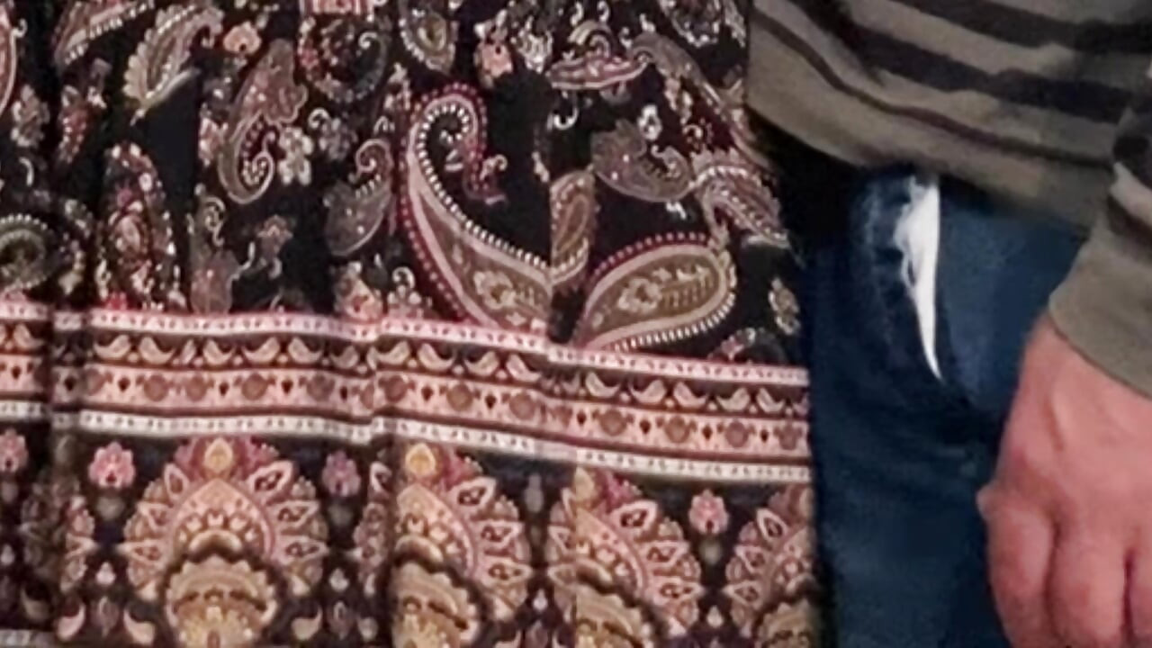 زوج الأم المنحرف يفرك كسها في مترو الانفاق