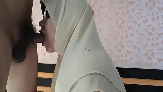 Guru bermaksud mengajari siswa pekerjaan, tetapi pada akhirnya, guru menyerah karena siswa terlalu besar.