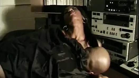 Güzel büyük memeli zenci kız amcık yalıyor büyük siyah yarak emiyor