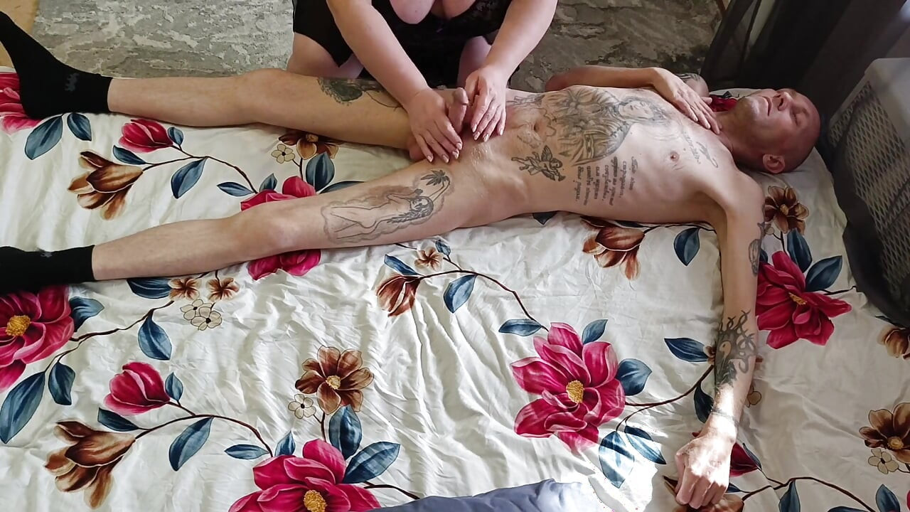 Kayınvalide vücut masajı yapıyor ve boşalmadan önce sikimi sıvazlıyor