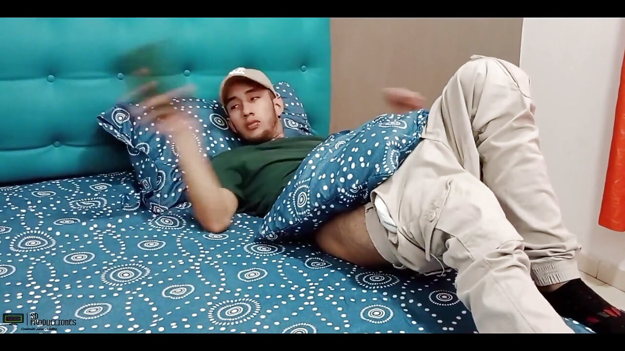 Encuentro a mi hijastro cachondo masturbándose y lo ayudo - historia completa