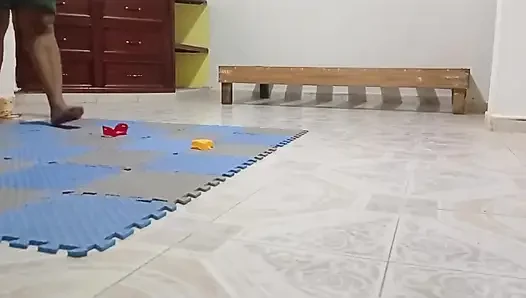 Tombul komşu yeni dairesini temizliyor