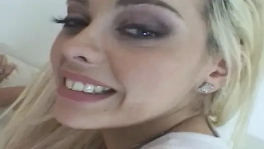 Cewek semok rambut pirang ini lagi asik fingering memeknya sebelum fingering memeknya sampai orgasme