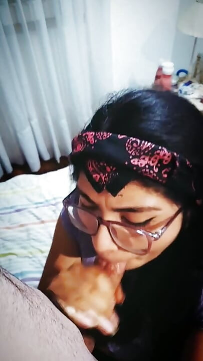 อมควยอย่างสุดขีดและน้ําแตกในผมยาวของเธอ