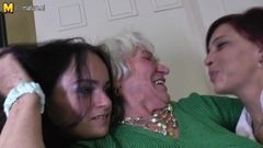 La abuela norma se folla a dos jóvenes lesbianas