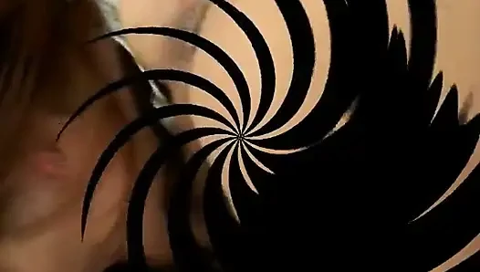 Tätowiertes schätzchen mit gesichtspiercings lutscht schwanz und arsch von typen von hinten