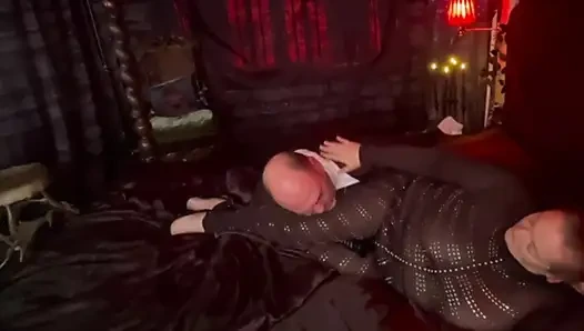 Teil 2:- Königin Vampir macht den Priester zu einer schwanzlutschenden hure.