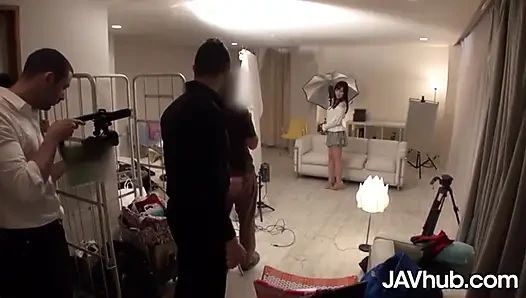 Возбужденную и шлюховатую Yui Kyono раздевали и трахнули игрушками мужики