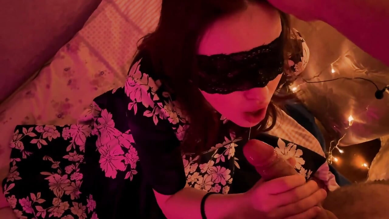 Feriado de Ano Novo boquete de uma linda mulher em uma máscara e vestido