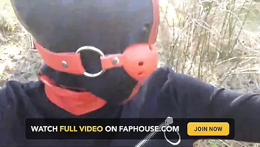 Seks di luar ruangan di hutan. Pakai baju seksi dan sepatu hak tinggi, diikat, dientot tenggorokan, dan dientot