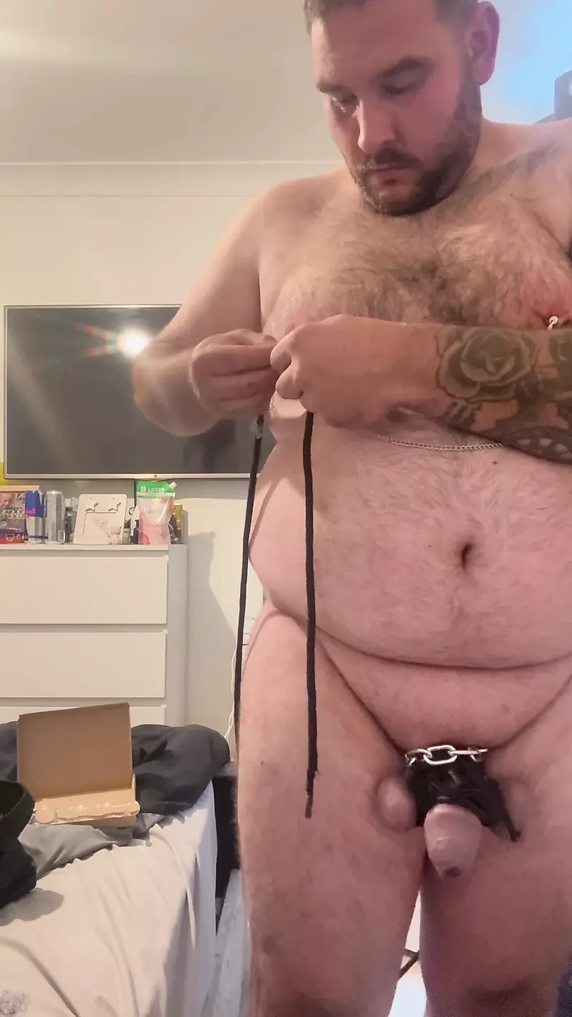 Extreme pikbondage met kontplug tepelklemmen blinddoek en manchetten