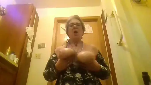 Neues model versucht striptease und berührt sich mit heißer vibrator, riesige dildos