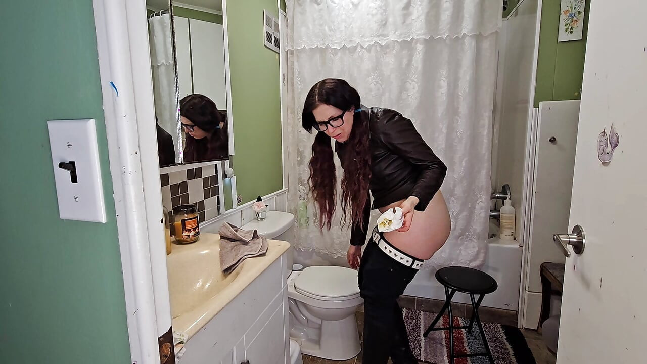 她与看不见的人战斗