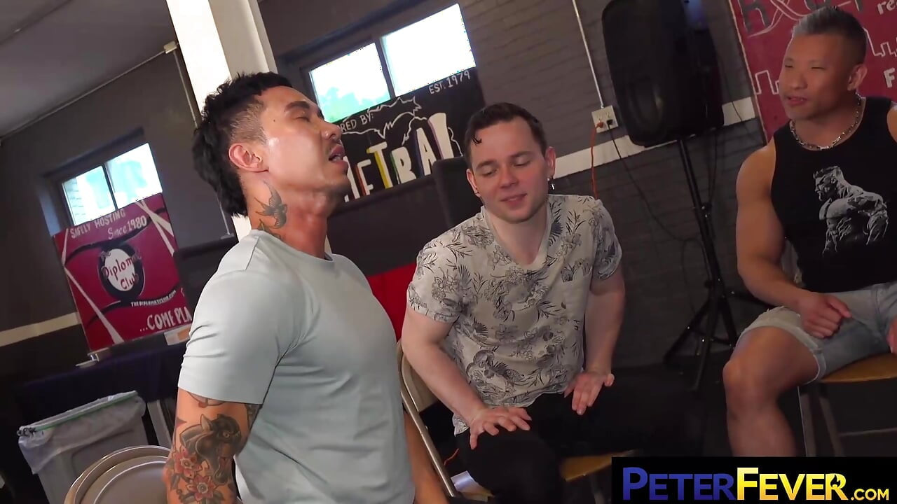 PETERFEVER tatuada Travis e Danny aumenta o calor com seu sling bareback