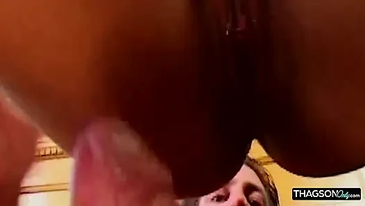 Geile MILF fickt muschi und nimmt pulsierenden schwanz tief in den hals