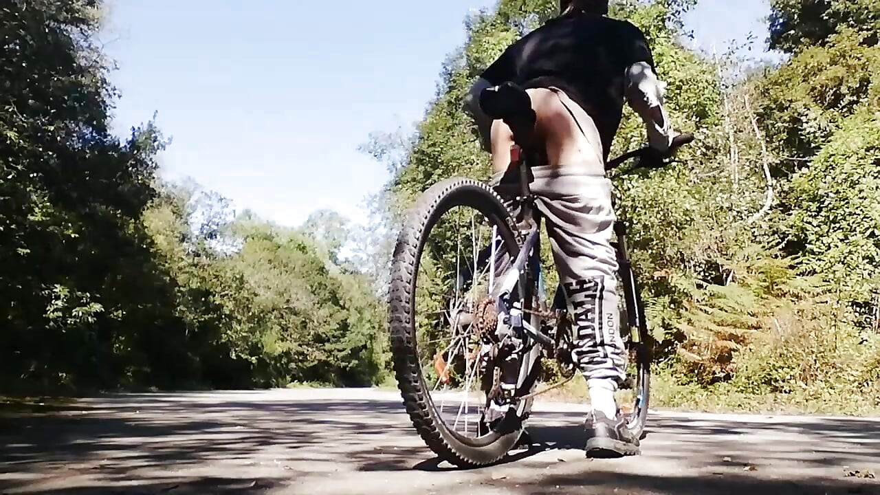 若い男は彼のお尻にディルドで彼の自転車で遊んで