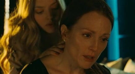 Amanda Seyfried and Julianne Moore in one room, in one bed