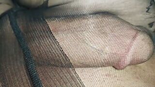 Esfregando minha enorme inchada em meia-calça preta com o padrão