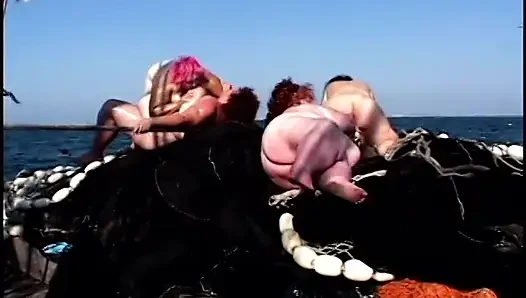 Dört azgın iri güzel cankurtaran destede oyuncaklarla birbirlerini sikiyor