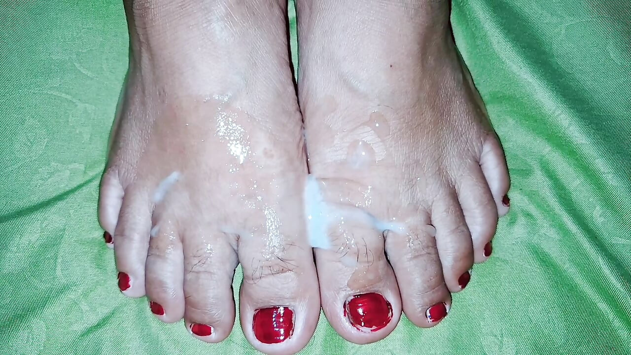 FEET EDITION.!! HOT SHOLEHA WOMAN shakes penis until sperm crot on her toes-real amateur indonesian couple