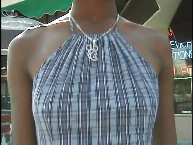 年輕小妞想在游泳池裡一起分享這個好色的傢伙