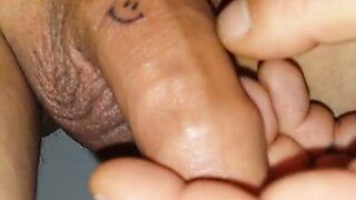 Getatoeëerde lul raakt aan, masturbeert en pist sperma