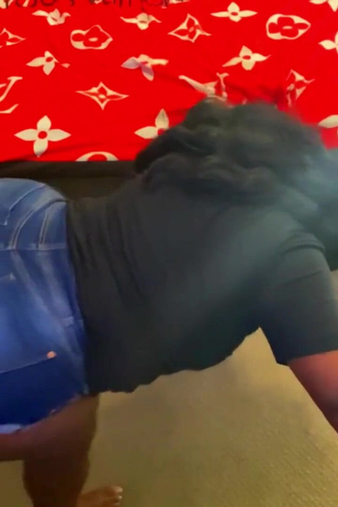 Pantat besar melantun gila pada batang