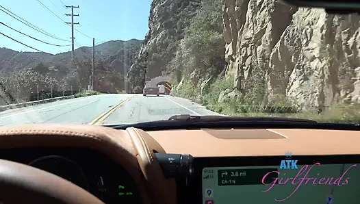 Selena ile plaj günü eğlencesi: yalınayak kum ve kabuklar, sonra yol kenarında ıslak sakso!