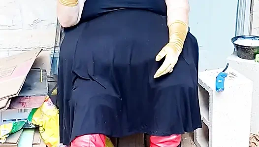 Девушка-летучка делает в ней перекур