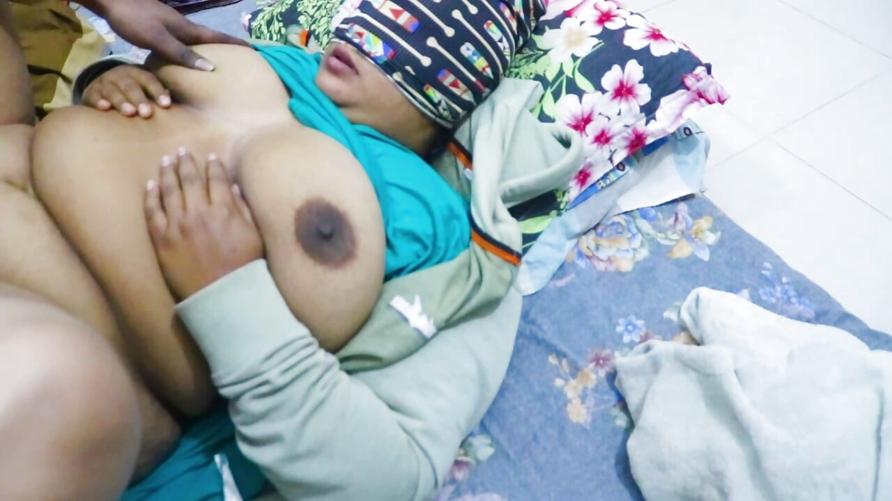 First Time desi village bhabi halka kore chude delam bhabi to moha khuse