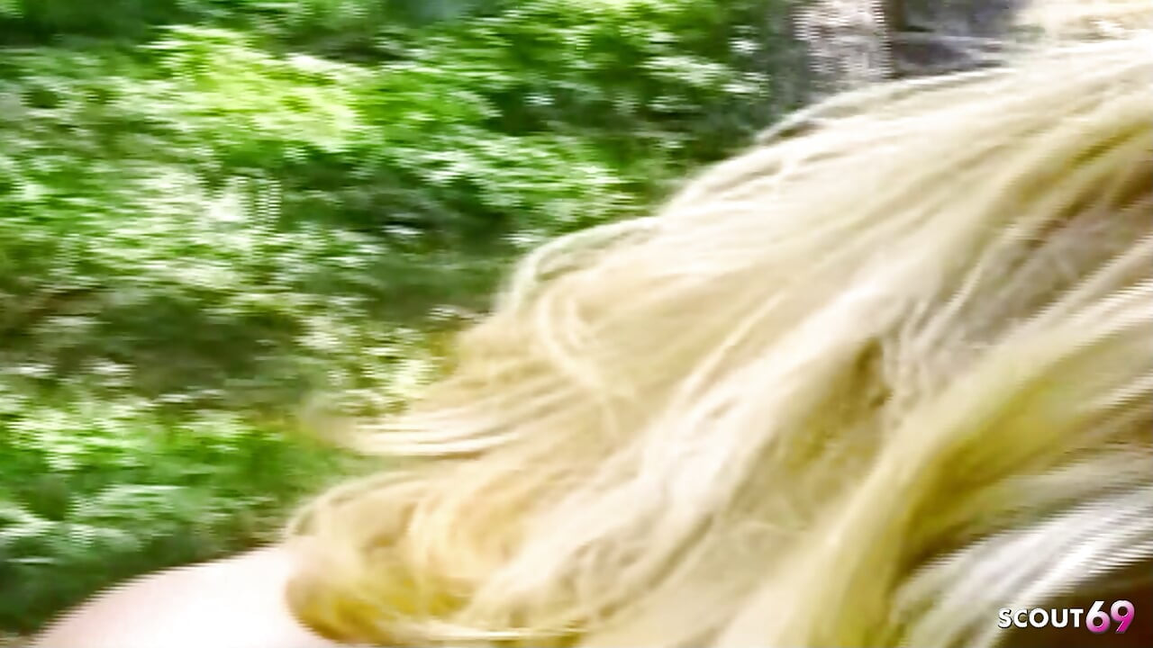 सुनहरे बालों वाली ट्रॅनी की तंग गांड में चुपके से जंगल में चुदाई