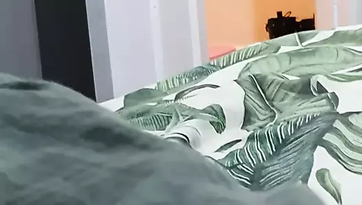 Pasierb w łóżku nago pokazując penisa macochy