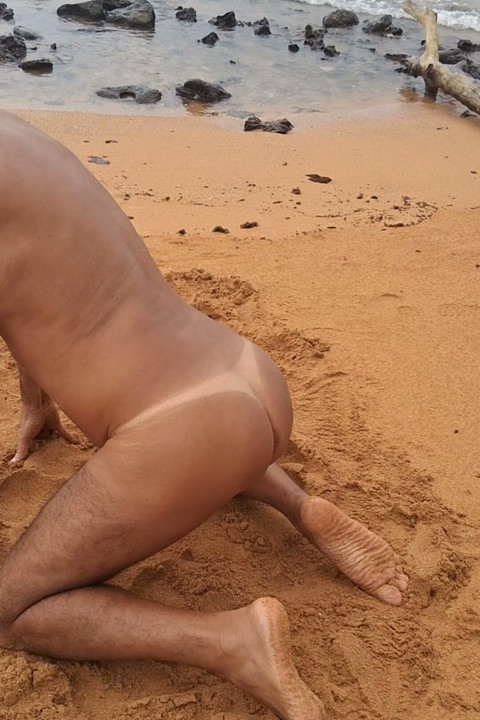Ladysilva naked on the beach