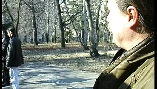 Di balik pintu jerman dientot dengan rajin