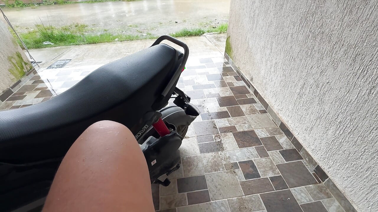 أنا مهووس تماما بالاستمناء أمام جيراني الجدد.