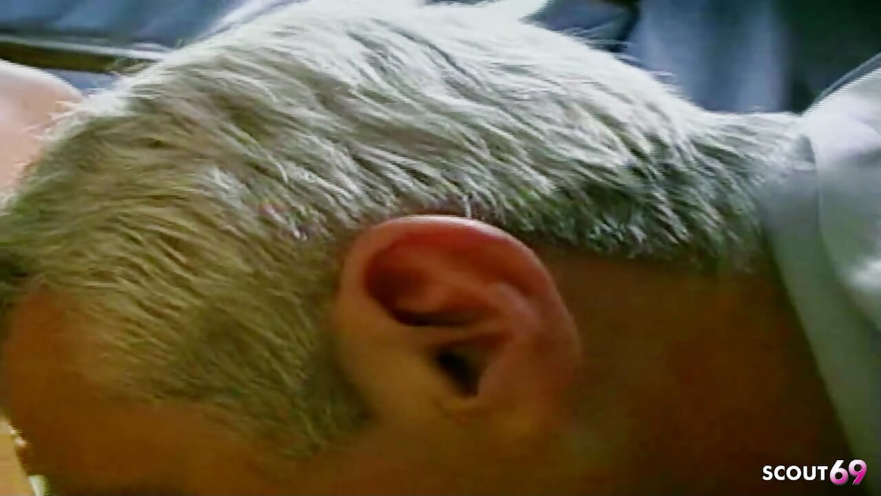 Азіатський транссексуал у таборі трахає її тугу дупу під час груповухи