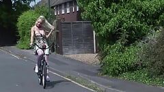 Возбужденную блондинку-велосипедистку трахнул механик