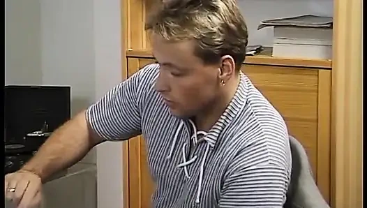 Сексуальная юная блондинка раздвигает ноги и хлопает киской