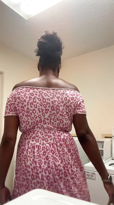 EBONY MATURE COUGAR SHAKES HER ASS DOING LAUNDRY!!!
