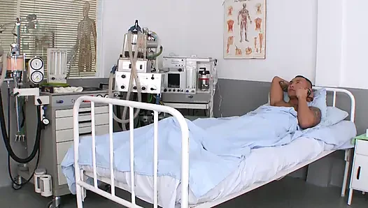 Perfekte französische krankenschwester wird im krankenhaus hart gefickt